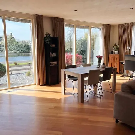 Unieke & Ruime Dijkwoning Aan Het Water Apartment